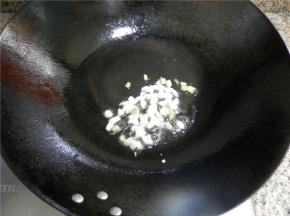 锅放油，爆香蒜和葱头粒。