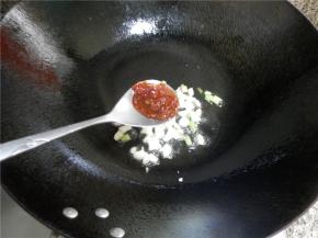 放豆瓣酱炒出红油。