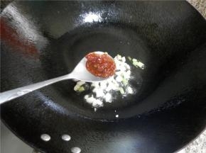 放豆瓣酱炒出红油。