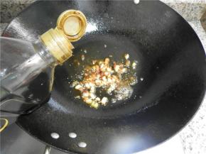 淋些生抽炒匀。