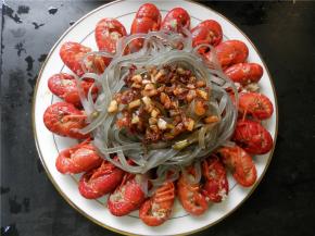 将蒜蓉铺在粉丝上。