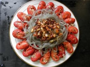 将蒜蓉铺在粉丝上。