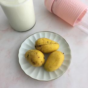 准备好芒果、自制酸奶、便携式榨汁机。