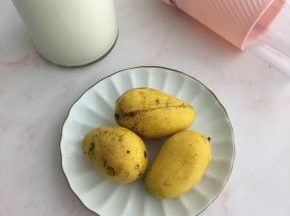 准备好芒果、自制酸奶、便携式榨汁机。