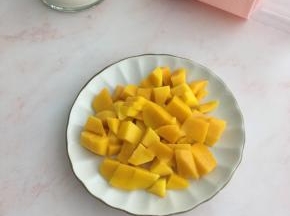 芒果去皮洗净切小块备用。
