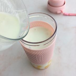倒入酸奶。
