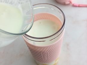倒入酸奶。