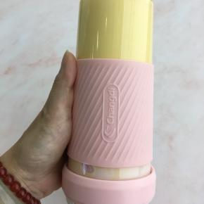 把榨汁机倒过来，榨汁机开始工作，30秒左右自动停止。