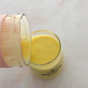 扭开盖子倒入杯中即可饮用（也可直接用榨汁机杯直接饮用）。