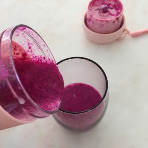 扭开盖子倒入杯中即可饮用（也可直接用榨汁机杯直接饮用）。