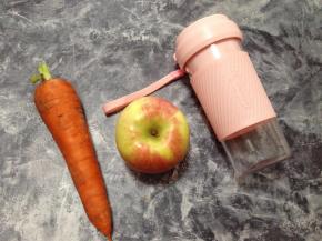 准备食材，苹果和胡萝卜洗净