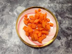 胡萝卜煮熟切成小块