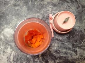 先把胡萝卜丁倒入长帝便携果汁杯
