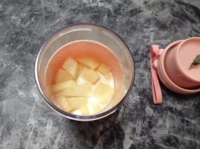 然后加入苹果丁和低脂牛奶