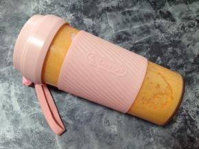 然后旋紧榨汁杯盖，启动果汁杯38秒，中途要倾斜晃动这样榨出的汁会更细腻