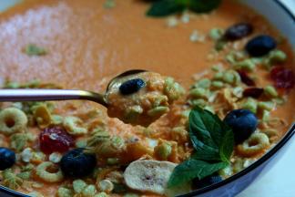 最后倒入盘中撒适量即食燕麦片和几颗蓝莓食用