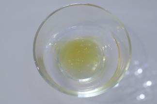 10克吉利丁片用冰水泡软。