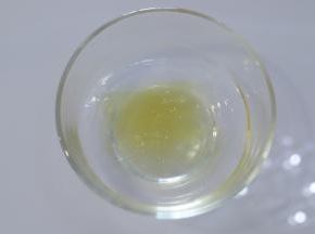 10克吉利丁片用冰水泡软。