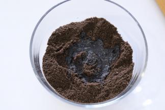 奥利奥饼干碎用料理机打成粉，加入融化成液体的黄油，拌匀。