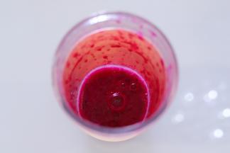 红肉火龙果取肉，切块，放入料理机打成汁。