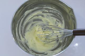 奶油奶酪室温软化，用打蛋器搅拌至顺滑。