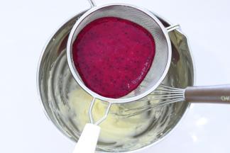 火龙果汁过筛入奶酪内，拌匀。（过筛后的火龙果汁大概在100克）