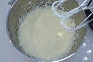 淡奶油加入细砂糖，打发至半流动状态。
