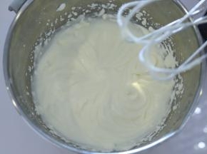 淡奶油加入细砂糖，打发至半流动状态。