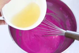 吉利丁片沥干水分，微波炉（或隔热水）加热至融化，倒入火龙果液内。