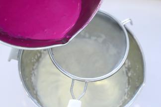 火龙果液分两次过筛入淡奶油内，拌匀。