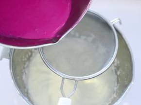 火龙果液分两次过筛入淡奶油内，拌匀。