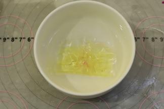 5克吉利丁片放入30克纯净水内，冰箱冷藏备用。