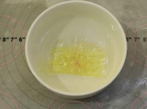 5克吉利丁片放入30克纯净水内，冰箱冷藏备用。