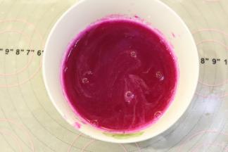 火龙果打成泥，取汁加入糖拌匀，吉利丁片连纯净水一起隔热水融化，加入火龙果汁内，拌匀。