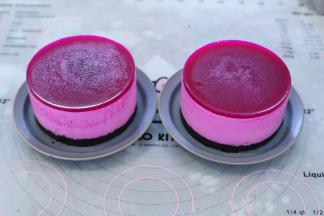 火龙果镜面液倒入慕斯内，冰箱冷藏2小时左右，用电吹风吹热慕斯圈四周，脱模。