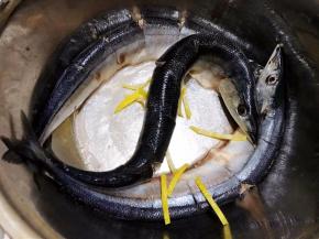 再放一点柠檬皮屑，抓匀腌制10分钟