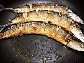 两面各煎3分钟左右，表面金黄即可