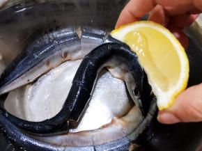 加入1瓶盖料酒，少许盐，挤一瓣柠檬汁