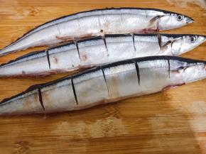 秋刀鱼去掉内脏，在鱼身上划花刀