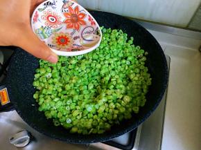 四季豆翻炒均匀，加一小碟水，加盖中小火焖五分钟。