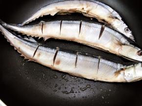 煎一会儿鱼油就会出来