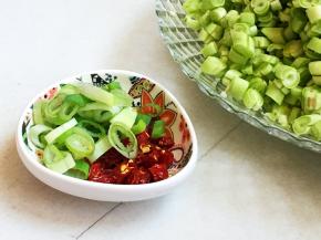 四季豆清洗干净控水，切小碎段备用，准备好葱花、红辣椒段。