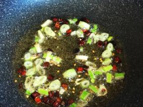 油热后爆香红椒段、葱花。