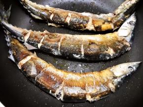 轻轻晃动锅子，让鱼身跟锅子分离再翻面