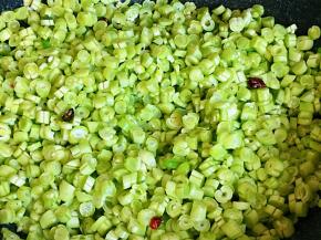 四季豆入锅翻炒均匀。