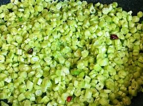 四季豆入锅翻炒均匀。