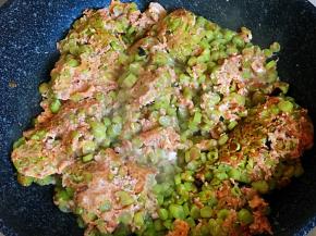 翻炒至虾酱鸡蛋成熟即可。