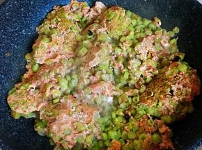 翻炒至虾酱鸡蛋成熟即可。