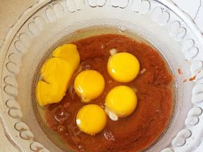 鸡蛋打入虾酱碗中，搅打均匀。