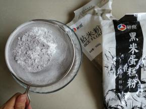 把面粉和粘米粉混合过筛一次，过筛后会在筛网发现一些颗粒，这是黑米颗粒，不要倒掉，直接倒入面粉里